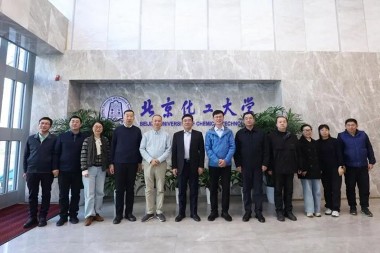 Universitas Technologiae Chemicae Pechinensis caerimoniam praemiorum Jwell Machinery Scholarship Special et donationem instrumentorum extrusionis habuit.